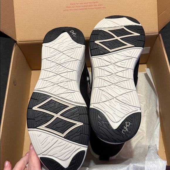 Brand new in box Ryka Aubonne winter boots size 9 wide! Water repellent and warm - Picture 4 of 8